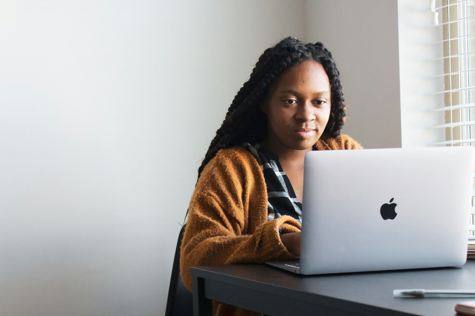 Jeune professionnelle travaillant sur son ordinateur