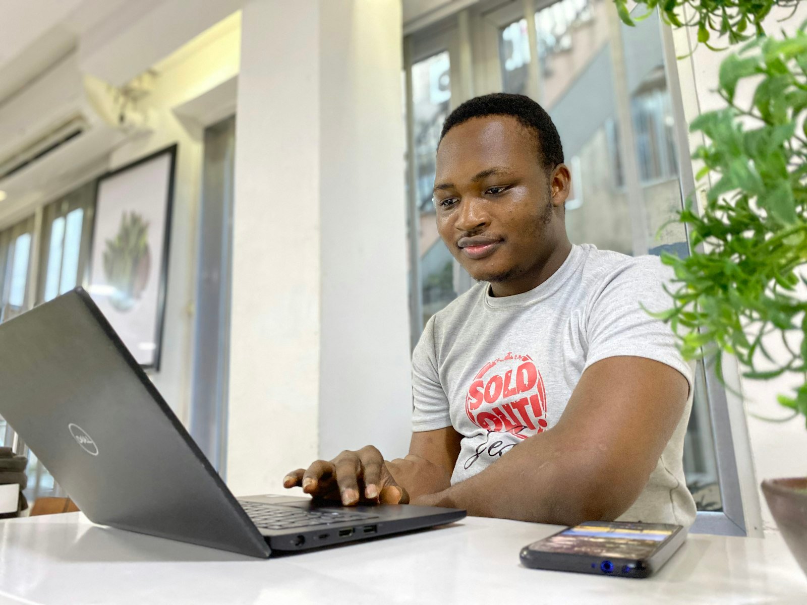 Entrepreneur travaillant sur son ordinateur portable