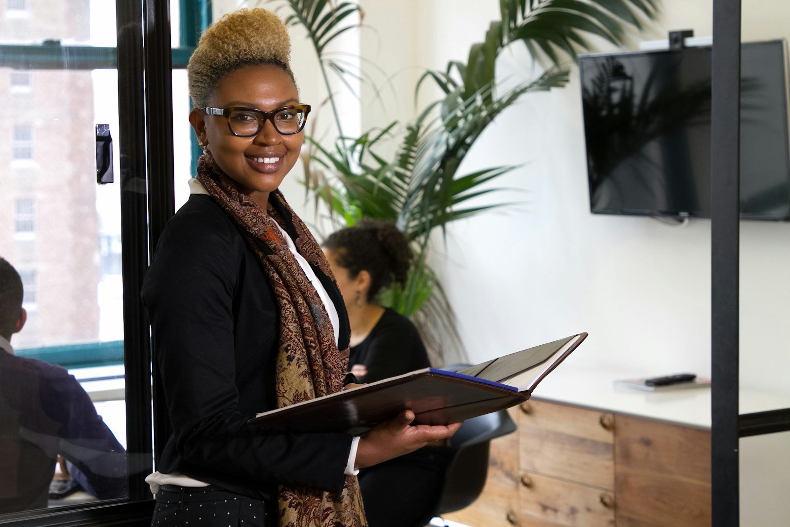 Entrepreneure dans son bureau, dossier en main