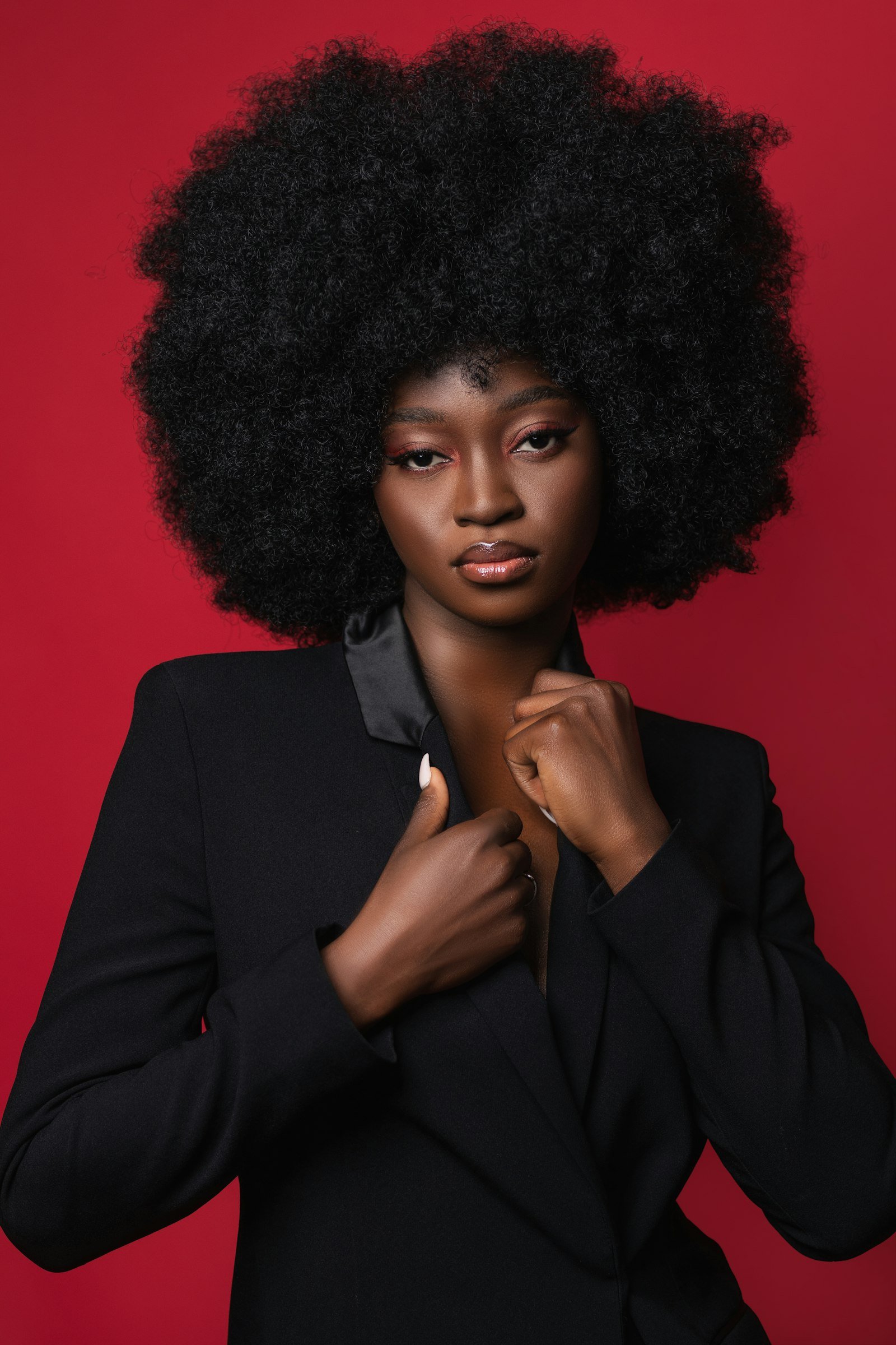 Entrepreneure africaine en blazer noir, déterminée