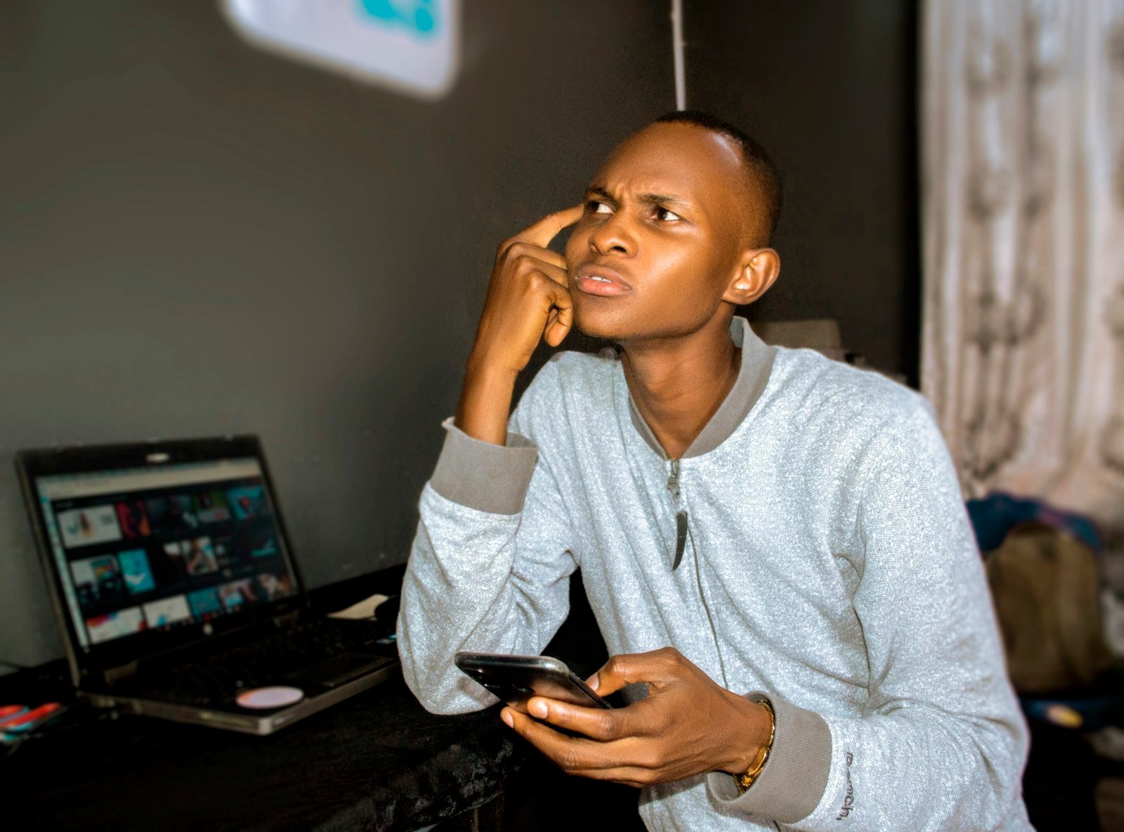 Jeune entrepreneur travaillant sur ordinateur et smartphone