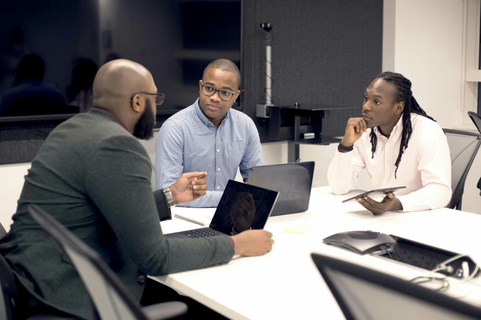 Entrepreneurs africains en négociation autour d’une table